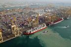 Eine Luftaufnahme des Hafens von Jebel Ali, einem Hafen mit siebenundsechzig Liegeplätzen südlich von Dubai, dem größten künstlichen Hafen der Welt. 
