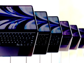 De nouveaux ordinateurs portables MacBook Air repensés sont exposés lors de la WWDC22 à Apple Park le 6 juin 2022 à Cupertino, en Californie.