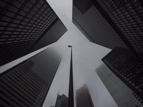 Im Herzen des Finanzdistrikts von Toronto weht die kanadische Flagge im Wind.