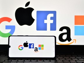 Der Gesetzentwurf würde die Technologieplattformen, einschließlich Apple und Facebook, daran hindern, ihre eigenen Unternehmen auf ihren Plattformen zu bevorzugen.