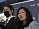 Wirtschaftsministerin Mary Ng und Premierminister Justin Trudeau bei einer Pressekonferenz in Ottawa.