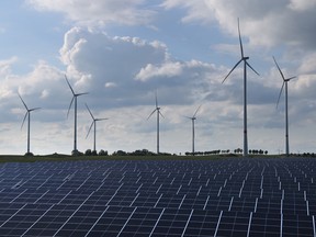 Almanya, Prenzlau yakınlarındaki bir güneş enerjisi parkının arkasındaki rüzgar türbinleri.