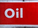 Le mot pétrole est représenté sur une banque de pétrole dans un chantier de recyclage à Londres.