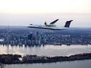 Ein Flugzeug der Porter Airlines fliegt über Toronto.