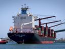 Ein Containerschiff macht sich auf den Weg zum Hafen von Los Angeles.  TraPac hat Betriebe in diesem Hafen und Häfen in Oakland und Jacksonville, Florida.