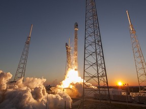Die Falcon 9-Rakete von SpaceX hebt ab und fliegt den Satelliten des Deep Space Climate Observatory (DSCOVR) an.