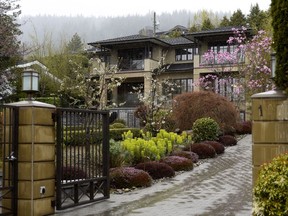 Regen fällt 2019 vor einer zum Verkauf stehenden Villa in West Vancouver, British Columbia.