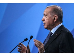 Türkiye Cumhurbaşkanı Recep Tayyip Erdoğan, Kuzey Atlantik Antlaşması Örgütü (NATO) zirvesinin son gününün ardından 30 Haziran 2022 Perşembe günü İspanya'nın Madrid kentindeki Ifema Konferans Merkezi'nde düzenlediği basın toplantısında. Başkan Joe Biden, bilgilendirdiğini söyledi. Erdoğan, Ankara'nın NATO genişlemesine muhalefetini bırakma kararının ardından iki liderin görüşmesinin ardından Türk Hava Kuvvetlerini modernize etmek için F-uçakları 16'nın satışını desteklediğini söyledi.