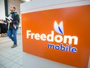 Kanadas Wettbewerbsbehörde sagte am Freitag, es benötige mehr Zeit, um den geplanten Verkauf von Freedom Mobile von Shaw Communications Inc. an Quebecor Inc. zu untersuchen.