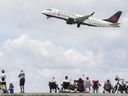 Ein Jet von Air Canada hebt am Donnerstag, den 30. Juni 2022, vom Flughafen Trudeau in Montreal ab. Kanadische Fluggesellschaften und Flughäfen haben am Wochenende Spitzenplätze bei Flugverspätungen belegt, mehr als fast alle anderen auf der Welt.