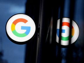 Das Google-Logo vor einem Google Store in New York City.