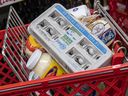 Der Preis für Lebensmittel, die in Geschäften gekauft wurden, stieg im Mai im Vergleich zum Vorjahr um 9,7 Prozent.