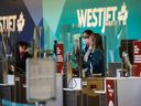 Die Gewerkschaft, die mehr als 700 WestJet-Beschäftigte an Flughäfen in Calgary und Vancouver vertritt, sagt, sie habe für die Unterstützung eines Streiks gestimmt, wenn sie keinen neuen Vertrag mit der Fluggesellschaft abschließen können. 