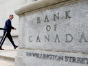 Die Gouverneurin der Bank of Canada, Tiff Macklem, betritt die Büros der Zentralbank in Ottawa.  Macklem kündigte am Mittwoch eine Zinserhöhung um 100 Basispunkte an, was Ökonomen und Verbraucher überraschte.