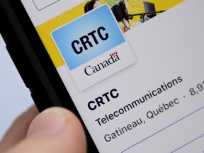 Eine Person navigiert auf einem Mobiltelefon zur Online-Social-Media-Seite der Canadian Radio-television and Telecommunications Commission.