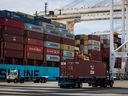 Ein Container wird per Anhänger an Global Container Terminals transportiert, nachdem er vom Containerschiff Anna Maersk in Delta, südlich von Vancouver, entladen wurde.