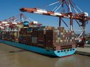 Das Containerschiff Gudrun Maersk, das von AP Moller-Maersk A/S betrieben wird, legte am Yangshan Deepwater Port in Shanghai, China, an.