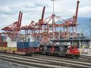 Ein mit Containern beladener Zug der Canadian National Railway Co. im Hafen von Vancouver.