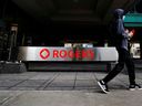 Eine Person geht am Gebäude von Rogers Communications in Toronto vorbei.