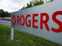 Die Beschilderung von Rogers Communications Inc. ist am Dienstag, den 12. Juli 2022 in Ottawa abgebildet. Das Unternehmen hat heute seine Ergebnisse für das zweite Quartal 2022 veröffentlicht.
