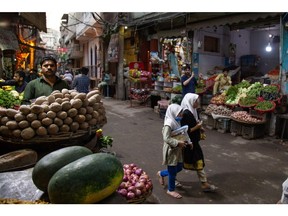 Pakistan Enflasyonu Rupi'deki Düşüşün Ortasında %24,93'e Yükseldi 3 10 Haziran 2021 Perşembe günü, Pakistan'ın Lahore kentindeki bir pazarda kızlar marketin önünden geçiyorlar. Pakistan Maliye Bakanı Shaukat Tarin Cuma günü kendisini ekonomik toparlanmayı sürdürmek için büyük harcamalar yapmakla bütçe açığını kontrol altında tutmak arasındaki ince çizgide yürürken bulacak. ulus pandeminin en kötüsünden çıkarken. Fotoğrafçı: Betsy Joles/Bloomberg