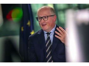 Philip Lane, économiste en chef de la Banque centrale européenne (BCE), prend la parole lors d'une interview télévisée Bloomberg au siège de la Banque centrale européenne à Francfort, en Allemagne, le jeudi 17 juin 2021. Lane a noté que les décideurs politiques pourraient ne pas disposer de toutes les données qu'ils besoin d'ici septembre de commencer à s'éloigner de la position trop permissive actuelle.