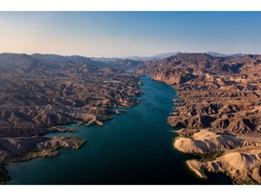 19 Ağustos 2021 Perşembe günü Searchlight, Nevada, ABD'de düşük su seviyeleri sırasında Colorado Nehri. Federal yetkililer, 40 milyon insanı besleyen Colorado Nehri sisteminde ilk kez su kesintisi emri verdi, on yıllardır son darbe- ABD'nin batısında, rezervuarları tarihi düşüklere indiren, çiftlikleri harap eden ve ölümcül orman yangınlarına zemin hazırlayan uzun süreli kuraklık.