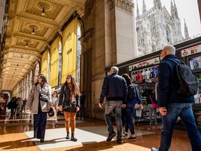 Turisti e pedoni passano davanti al Duomo in Piazza Duomo a Milano, Italia, venerdì 1 aprile 2022. A fine marzo, il governo di Mario Draghi ha sospeso lo stato di emergenza iniziato nel 2020 quando l'Italia è diventata il primo Paese ad entrare in blocco.  Fotografo: Francesca Volpi/Bloomberg