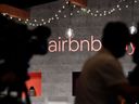 Das Airbnb-Logo, das 2018 während einer Pressekonferenz in Tokio gezeigt wurde.