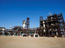 Shell'in Fort Saskatchewan, Alberta'daki Quest Karbon Yakalama ve Depolama (CCS) tesisi, bir yükselticiden gelen CO2'nin tahmini üçte birini veya yılda yaklaşık bir milyon metrik tonu yakalar ve bunu 65 kilometrelik bir boru hattından bir yeraltı rezervuarına taşır. 
