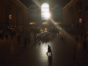 Pendler gehen durch die Grand Central Station in New York City.