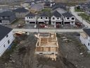 Häuser im Bau sind in einem neuen Vorort in Ottawa zu sehen.  Bundesweit gingen die Investitionen in den Wohnungsbau im Juni zurück.  Laut Statistics Canada war es der erste Rückgang seit neun Monaten.