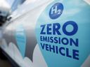 Das Logo eines emissionsfreien Fahrzeugs während einer Auftaktveranstaltung für eine Wasserstoff-Elektrolyseanlage in der Rheinland-Raffinerie von Shell in Wesseling bei Köln, Deutschland.
