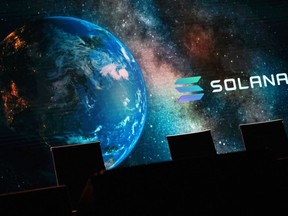 Ein Solana-Schild auf der NFT LA-Konferenz in Los Angeles, Kalifornien, Anfang dieses Jahres.  Hacker haben am frühen Mittwoch das Solana-Ökosystem ins Visier genommen.