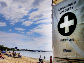 Rettungsschwimmer sind am Samstag, den 5. Juni 2021, wieder am Sunnyside Beach im Einsatz. Veronica Henri/Toronto Sun/Postmedia Network