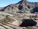 Ein Doline, das letzte Woche freigelegt wurde, hat sich in einer Bergbauzone in der Nähe der Stadt Tierra Amarilla in Copiapo, Chile, am 7. August 2022 verdoppelt. 