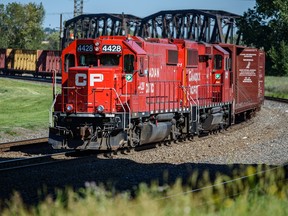 Ein Zug der Canadian Pacific Railway Ltd. ist vor dem CP Rail Alyth Yard in Calgary abgebildet.