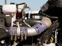 Der Motor eines mit Erdgas betriebenen Transportwagens an der ATCO-Erdgastankstelle am Edmonton International Airport in Nisku.
