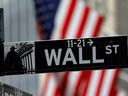 Ein Zeichen für die Wall Street außerhalb der New York Stock Exchange in Manhattan.