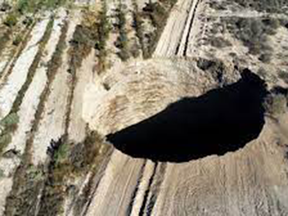Auf einem Gelände, das von der kanadischen Firma Lundin Mining abgebaut wurde, ist ein Dolinenloch mit einer Tiefe von etwa 200 Metern aufgetaucht.  In einer Erklärung sagte Lundin, dass die Doline keine Arbeiter oder Gemeindemitglieder beeinträchtigt habe.