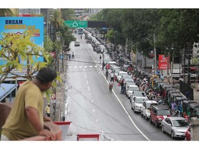 Motorists wait in line to buy fuel in Colombo, Sri Lanka Photographer: Pradeep Dambarage/Bloomberg