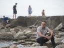 Myron Genyk posiert am Dienstag, den 26. Juli 2022 mit seiner Familie am Seeufer in Mississauga, Ontario, für ein Foto.