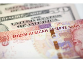 Billetes de 200 rands sudafricanos sobre billetes de 50 dólares estadounidenses en esta foto arreglada en Londres, Reino Unido, el lunes 24 de agosto de 2015. Fotógrafo: Jason Alden/Bloomberg