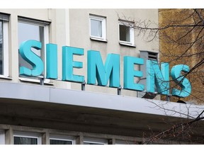 Ein Logo im Gasturbinenwerk der Siemens Energy AG in Berlin, Deutschland, am Dienstag, 2. Februar 2021.  Als jüngstes Zeichen einer weltweiten Umstellung auf grüne Energie reduziert Siemens Energy etwa ein Sechstel seiner Gas- und Stromsparte.  Optimierung von Unternehmen mit fossilen Brennstoffen.  Fotograf: Lisa Johansen-Koppitz/Bloomberg