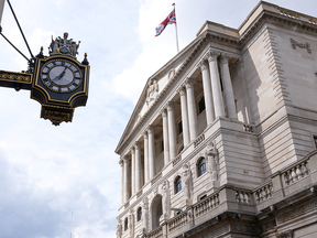 Einige Ökonomen argumentieren, dass die Bank of England im Rennen um Zinserhöhungen nicht von der US-Notenbank abgehängt werden kann.