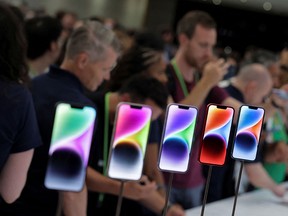 Gäste sehen sich das neue iPhone 14 am Mittwoch bei einer Apple-Veranstaltung in ihrem Hauptsitz in Cupertino, Kalifornien, an.