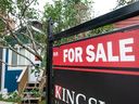 Ein Haus zum Verkauf.  Die Hausverkäufe in Toronto gingen im August im Vergleich zur gleichen Zeit des Vorjahres zurück.