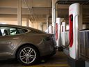 Ein Elektrofahrzeug von Tesla Inc. lädt an einer Supercharger-Station in Redondo Beach, Kalifornien. 