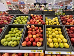 Der Preis für Äpfel im Lebensmittelgeschäft Northmart in Iqaluit, Nunavut, am 28. Juli 2022.
