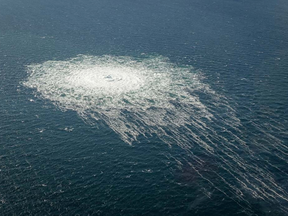 Aus der Nord Stream 2 austretendes Gas sprudelt an die Oberfläche der Ostsee in der Nähe von Bornholm, Dänemark.